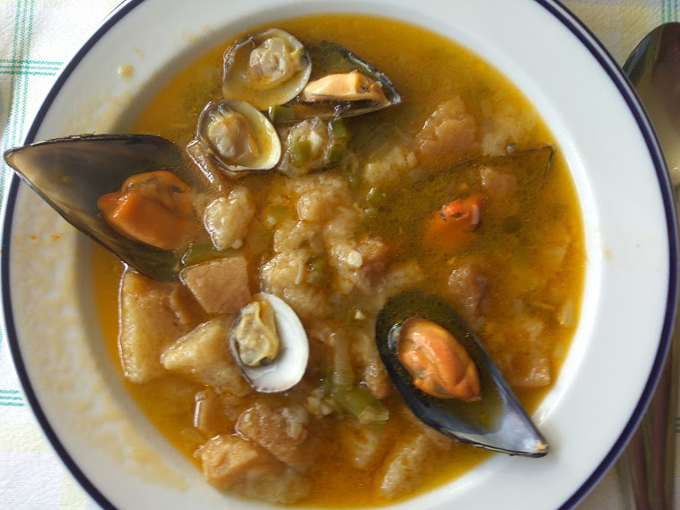 Sopa De Almejas Y Mejillones Amigas En La Cocina