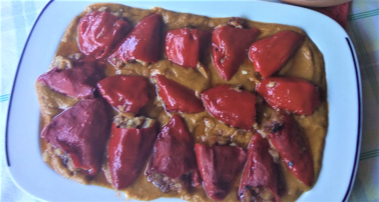 Pimientos del Piquillo Rellenos de  Manitas de Cerdo.