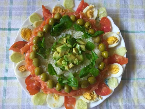 Ensalada de Arroz, Aguacate y Salmón