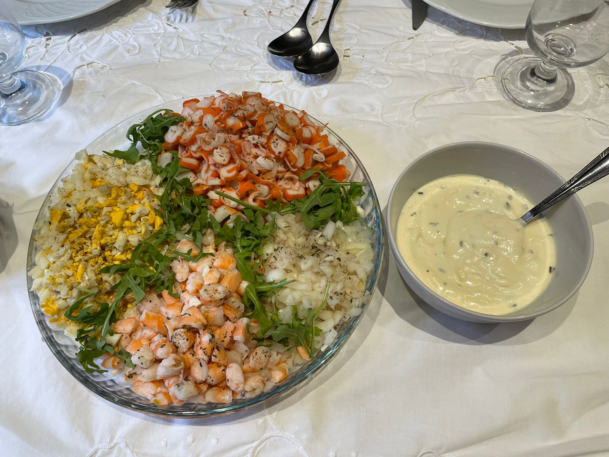 Ensalada de langostinos, Cangrejo, Cebolla y Huevo Duro