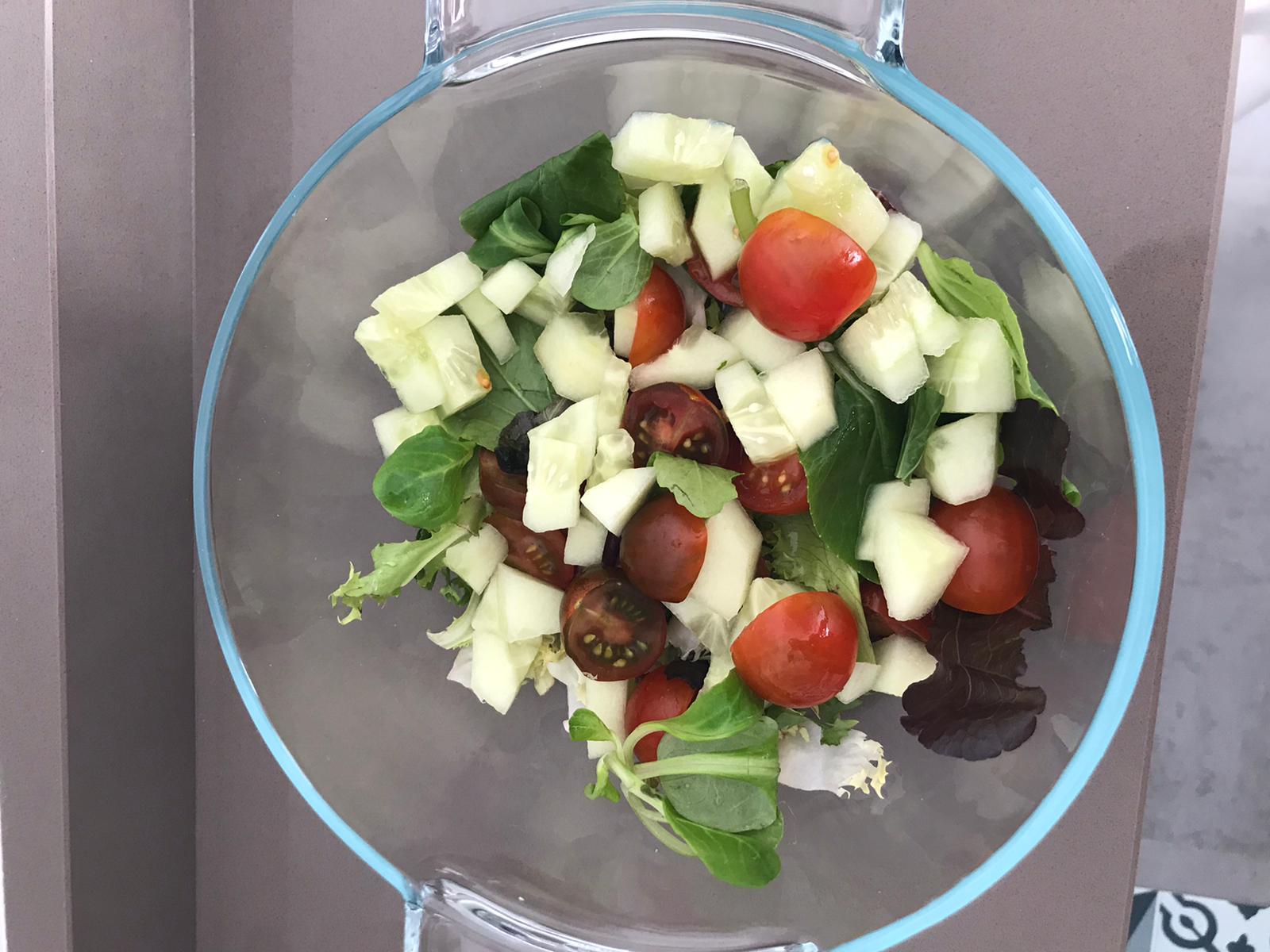 Ensalada con Pepino y Tomates Cherry