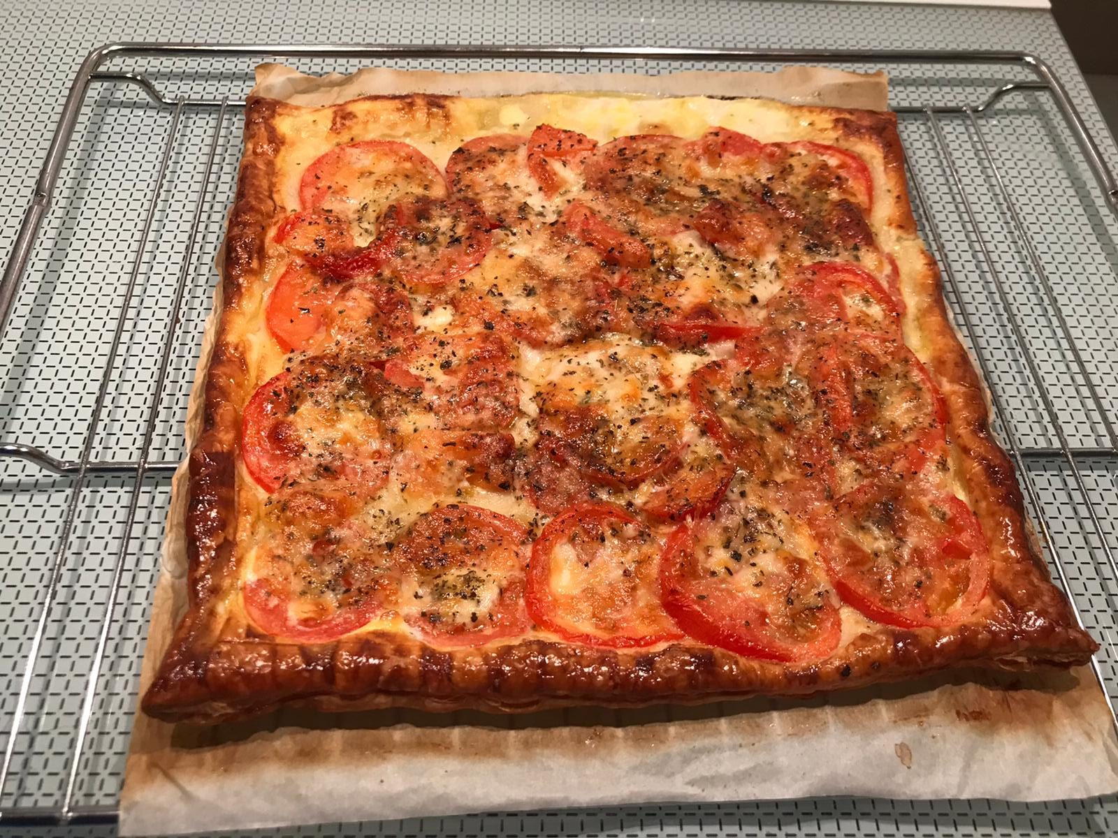 Coca de Hojaldre con Tomate