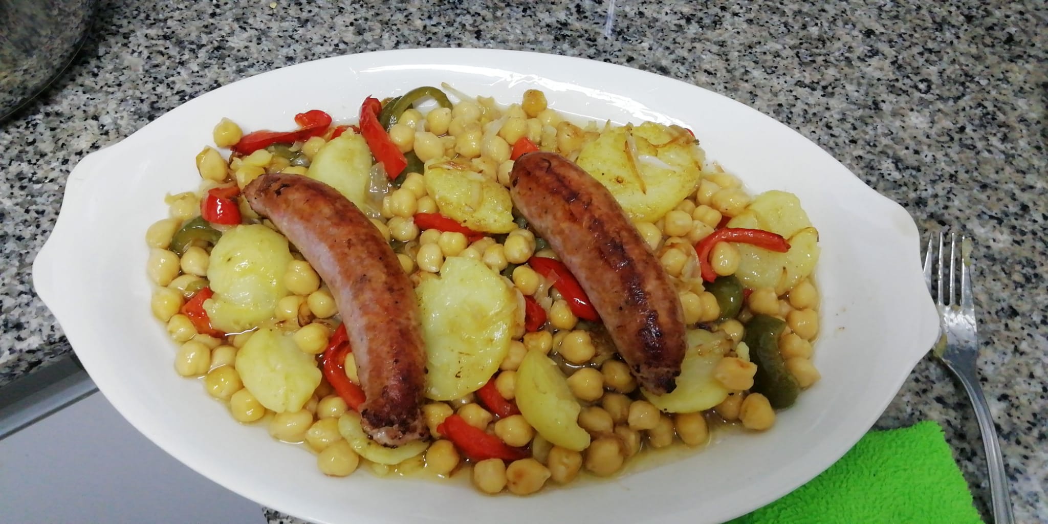 Patatas con Garbanzos, Cebolla y Pimiento.
