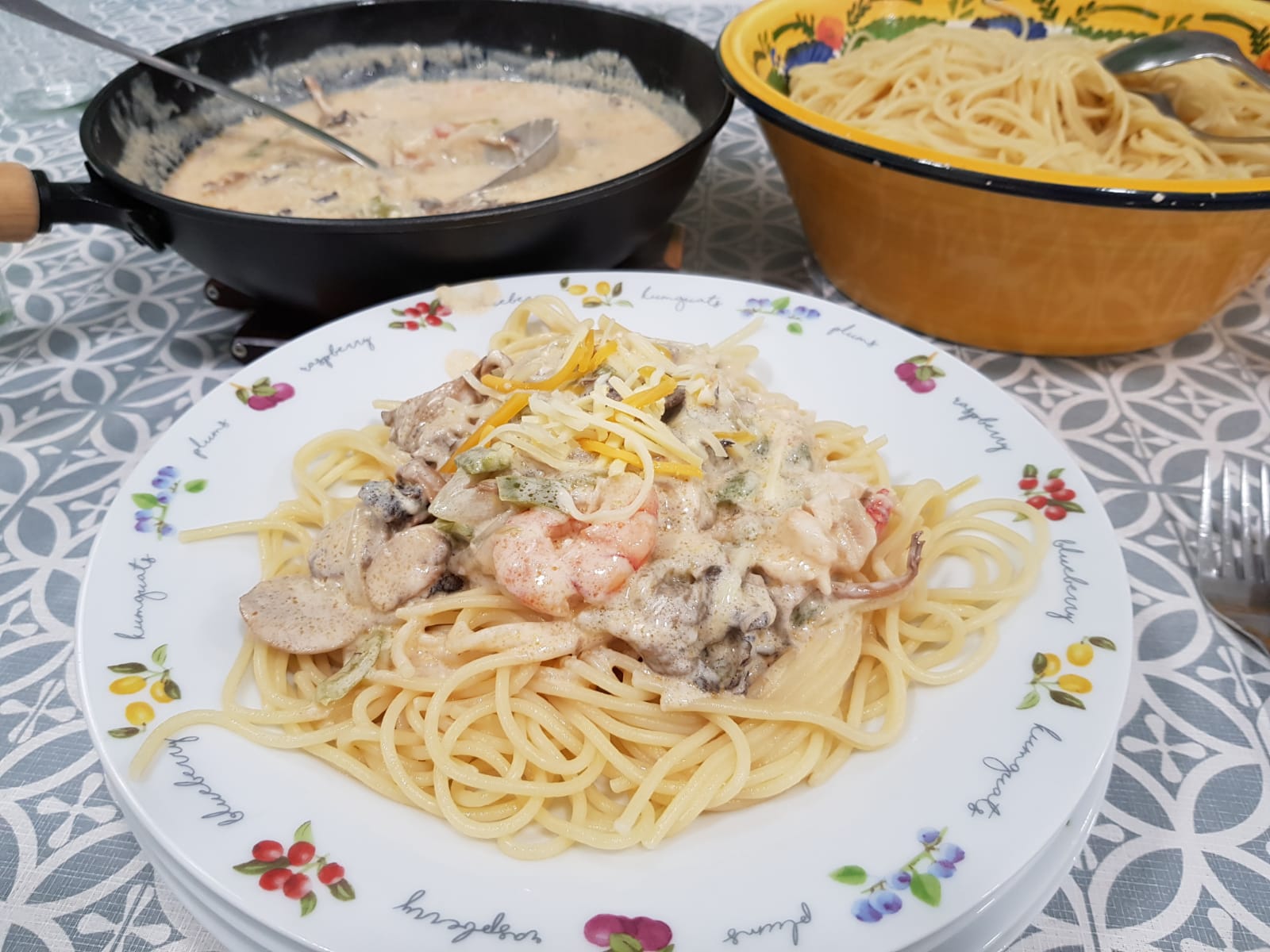 Espaguetis con Gambones y Trompetillas de la Muerte