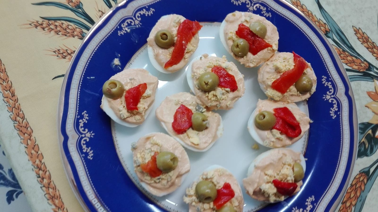 Huevos Rellenos de Salmón