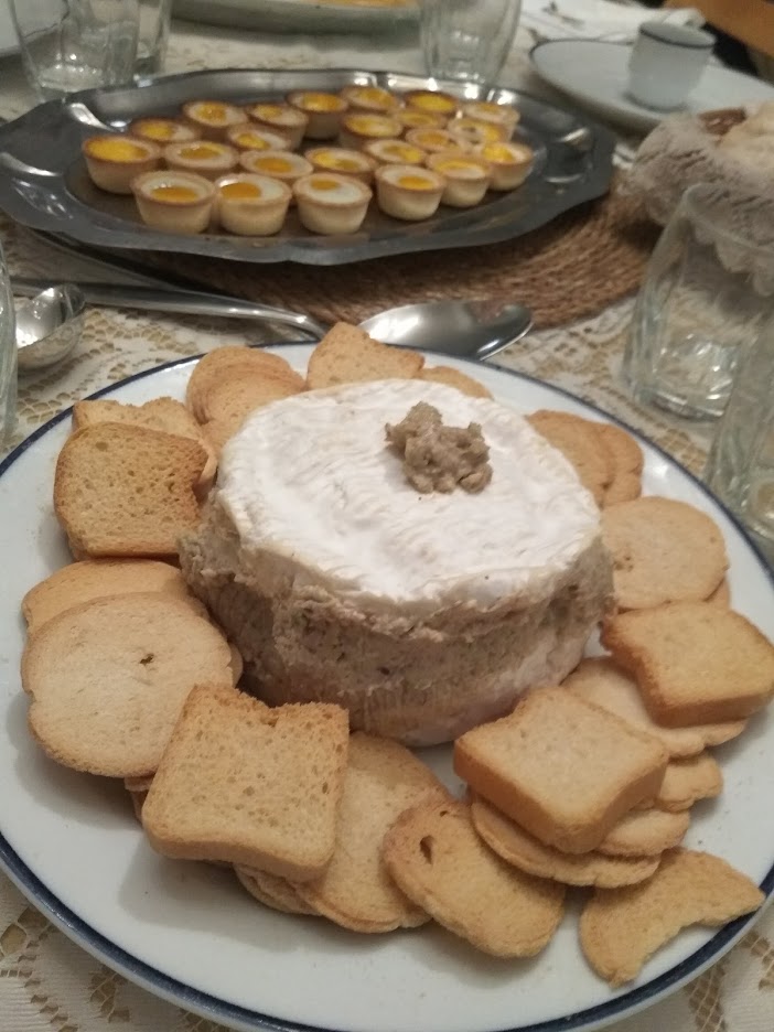 Camembert Relleno de Nueces, Pistachos, e Higos