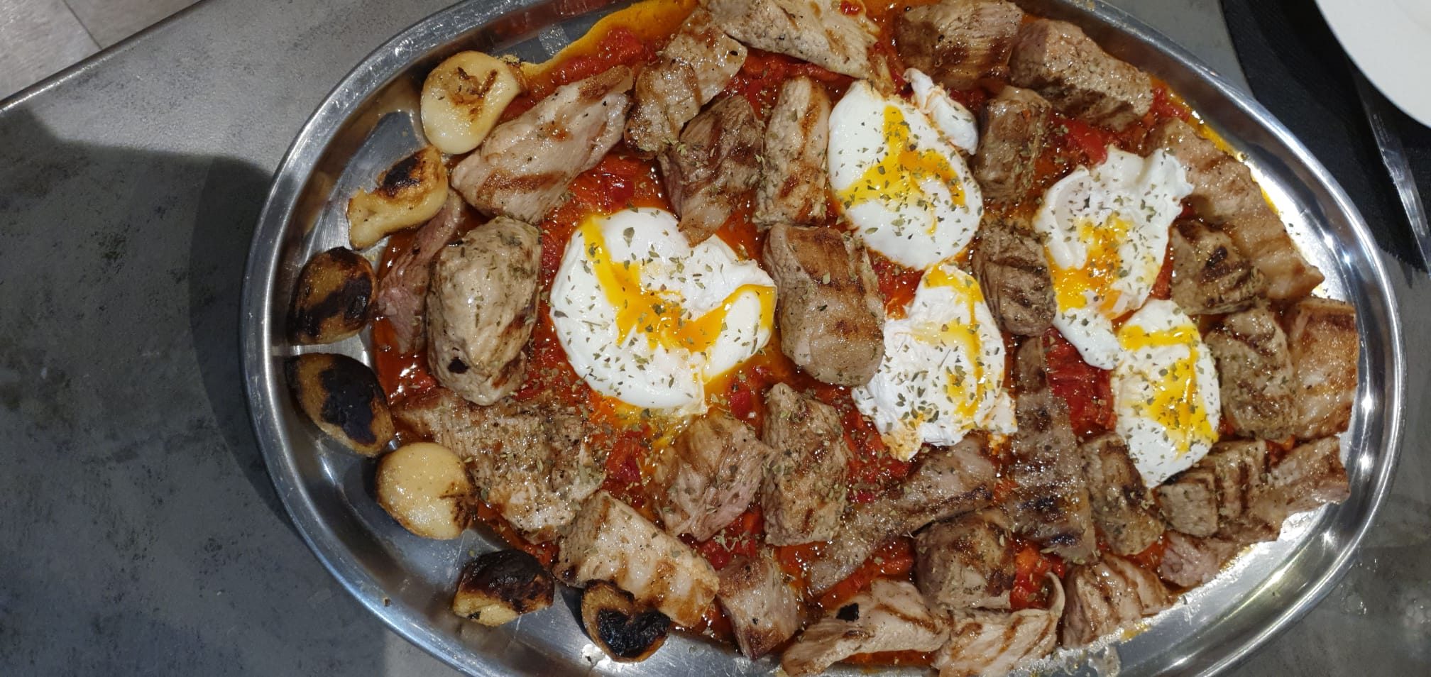 Secreto de Ibérico con Pimientos y Huevos Escalfados
