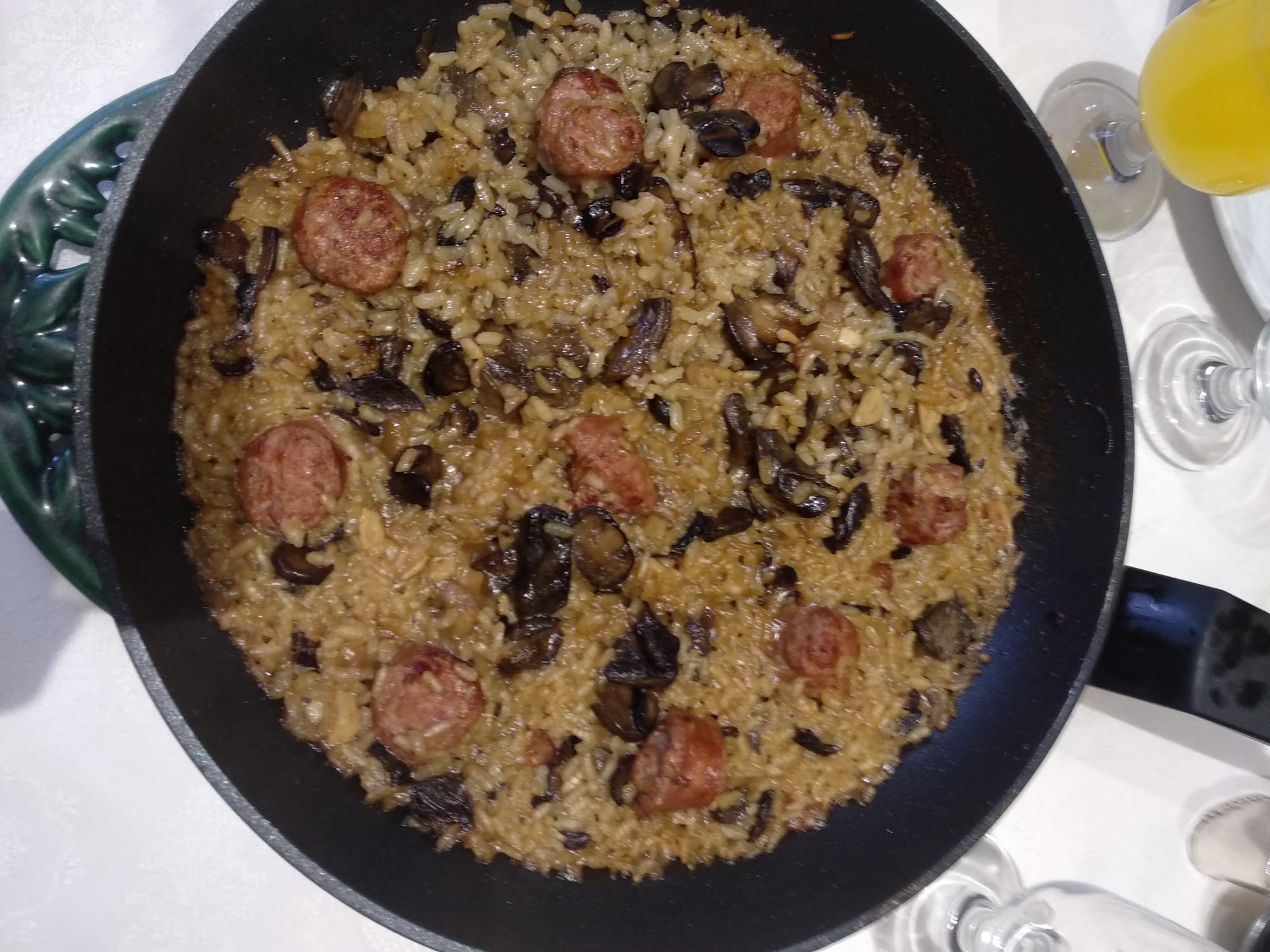 Paella de Setas con Butifarra