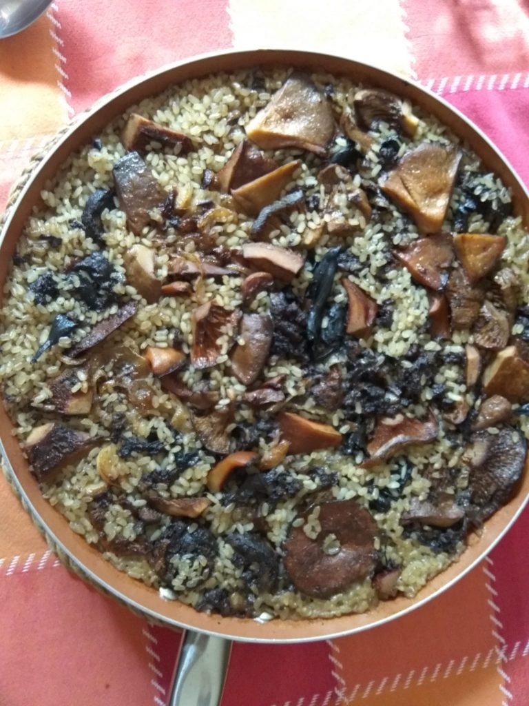 Paella de Setas con Butifarra Amigas en la cocina
