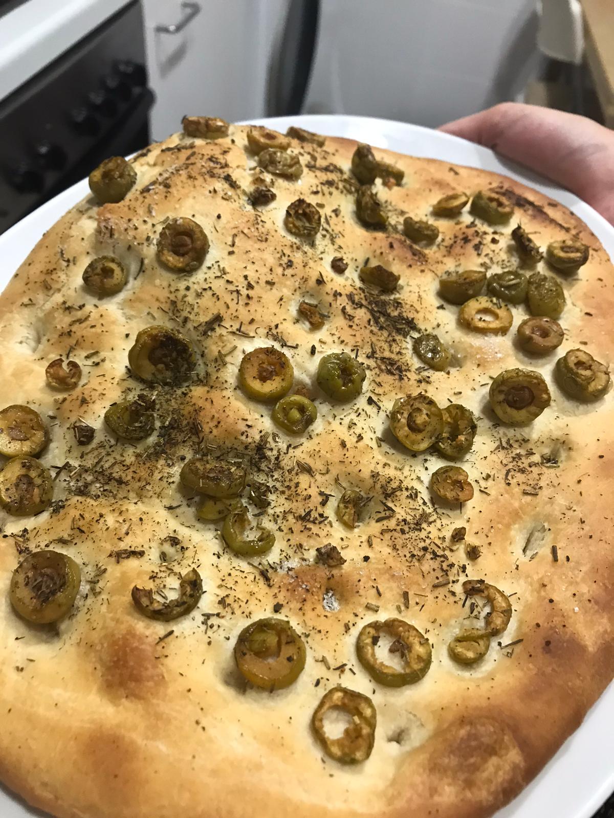 Focaccia Italiana de Aceitunas Verdes y Romero