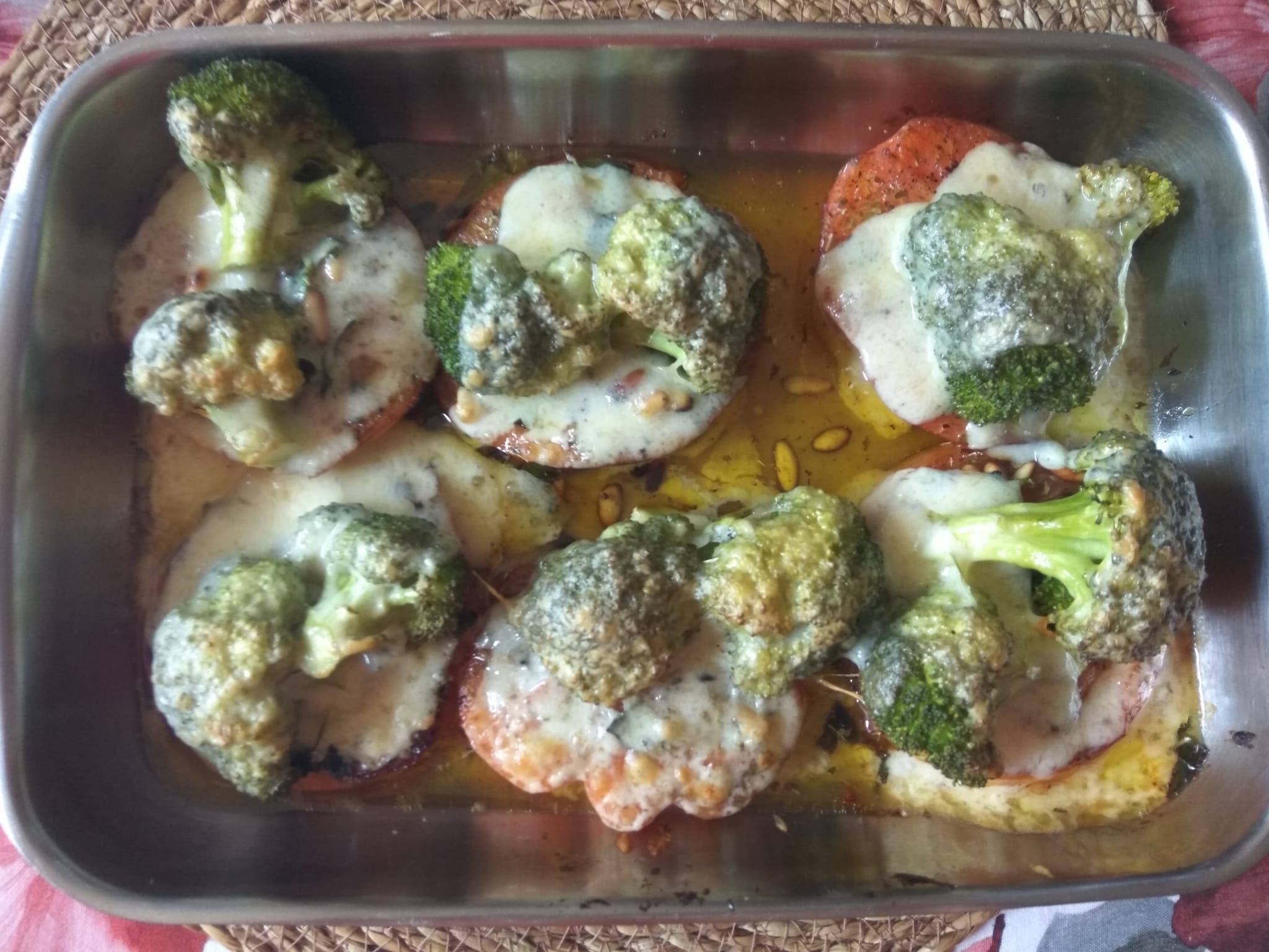 Brócoli Sobre Rodajas de Tomate y Queso