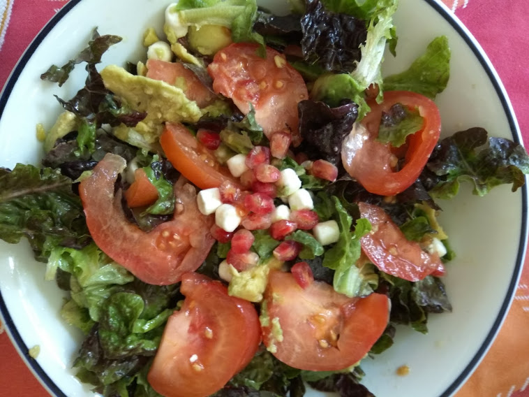 Ensalada de Lechuga, Tomate , Aguacate, Queso y Granada