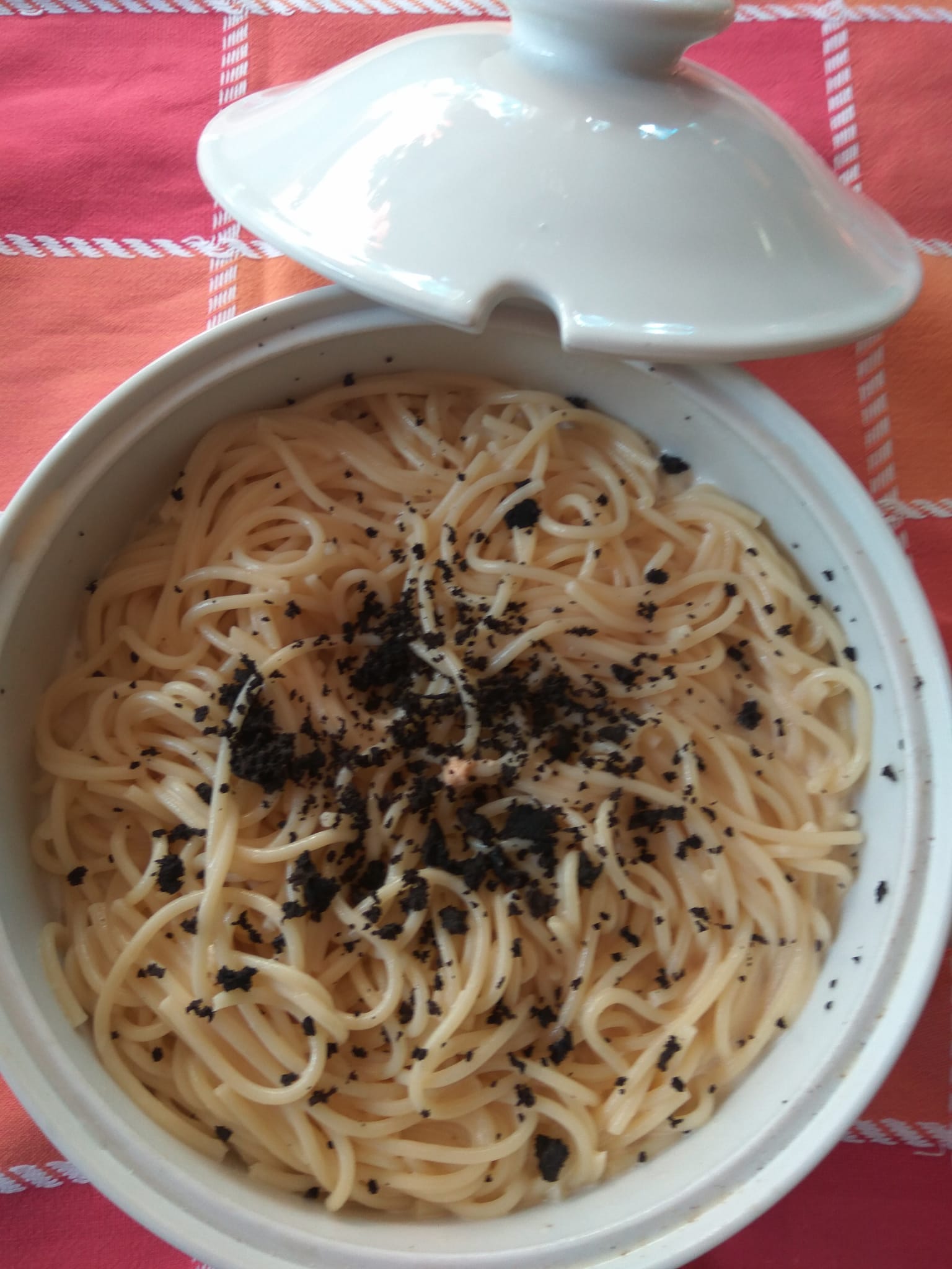 Espaguetis con Trufa y Salsa de Queso