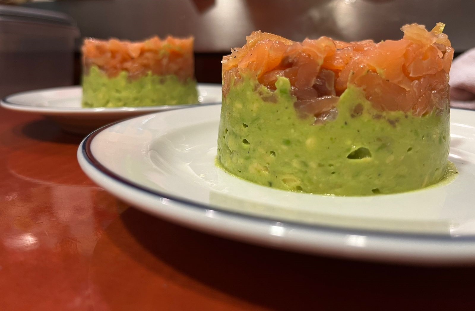 Tartar de Salmón a la Crema de Aguacate