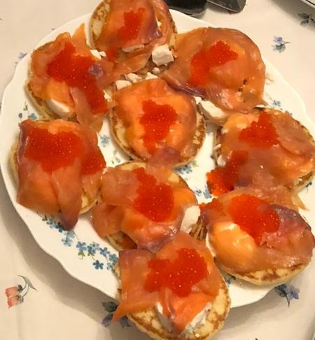 Blinis con Queso de Cabra Salmón y Caviar